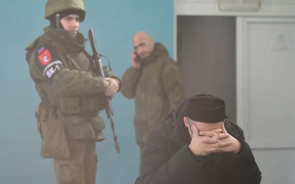 Người đàn ông tại điểm tập kết ủy ban quân sự các khu vực Kiev, Voroshilov và Kalinin, được tổ chức tại trường học №19 ở Donetsk. Ngày 19 tháng 2, người đứng đầu DNR Denis Pushilin ký sắc lệnh tổng động viên Người đàn ông tại điểm tập kết ủy ban quân sự các khu vực Kiev, Voroshilov và Kalinin, được tổ chức tại trường học №19 ở Donetsk. Ngày 19 tháng 2, người đứng đầu DNR Denis Pushilin ký sắc lệnh tổng động viên - Sputnik Việt Nam