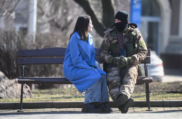Quân nhân với cô gái tại một trong những quảng trường ở Donetsk Quân nhân với cô gái tại một trong những quảng trường ở Donetsk - Sputnik Việt Nam