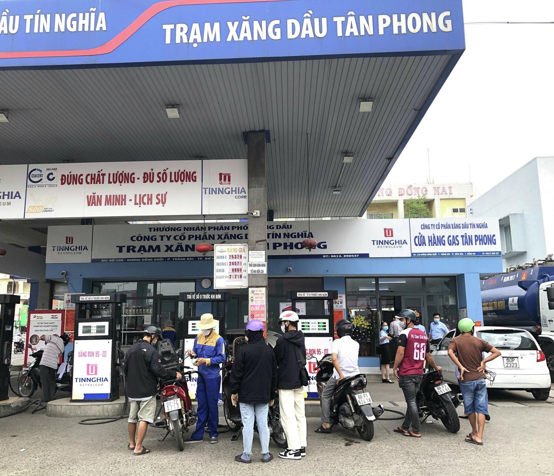 Hệ thống cửa hàng xăng dầu trực thuộc và đại lý của Công ty Cổ phần Xăng dầu Tín Nghĩa bị lỗ từ 700-800 đồng/lít xăng cho sản lượng bán ra trên thị trường, nhưng vẫn cam kết đảm bảo cung ứng xăng dầu phục vụ cho sản xuất và tiêu dùng - Sputnik Việt Nam, 1920, 11.03.2022