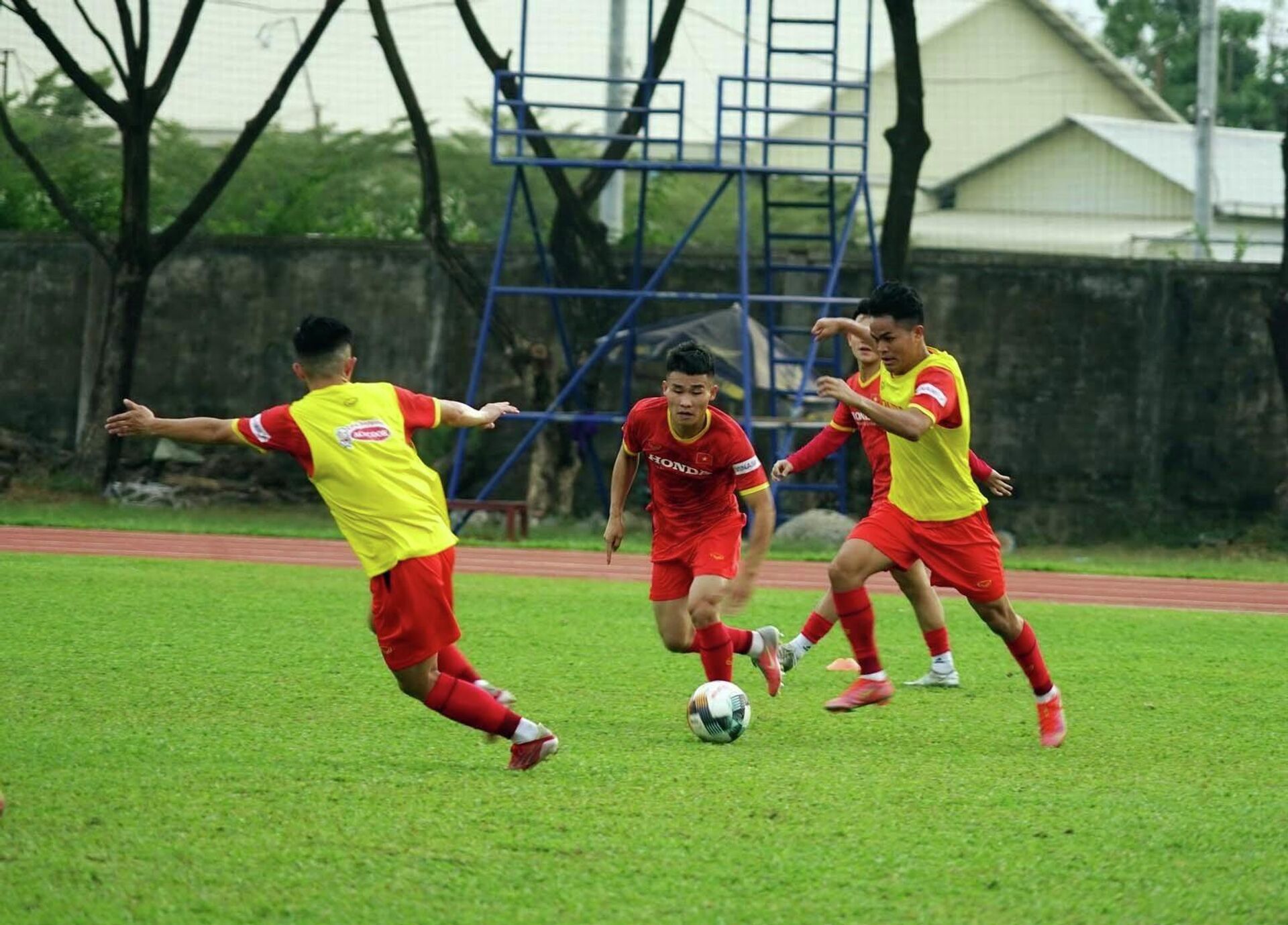 U23 Việt Nam tập chuẩn bị cho U23 Đông Nam Á tại Campuchia - Sputnik Việt Nam, 1920, 24.02.2022