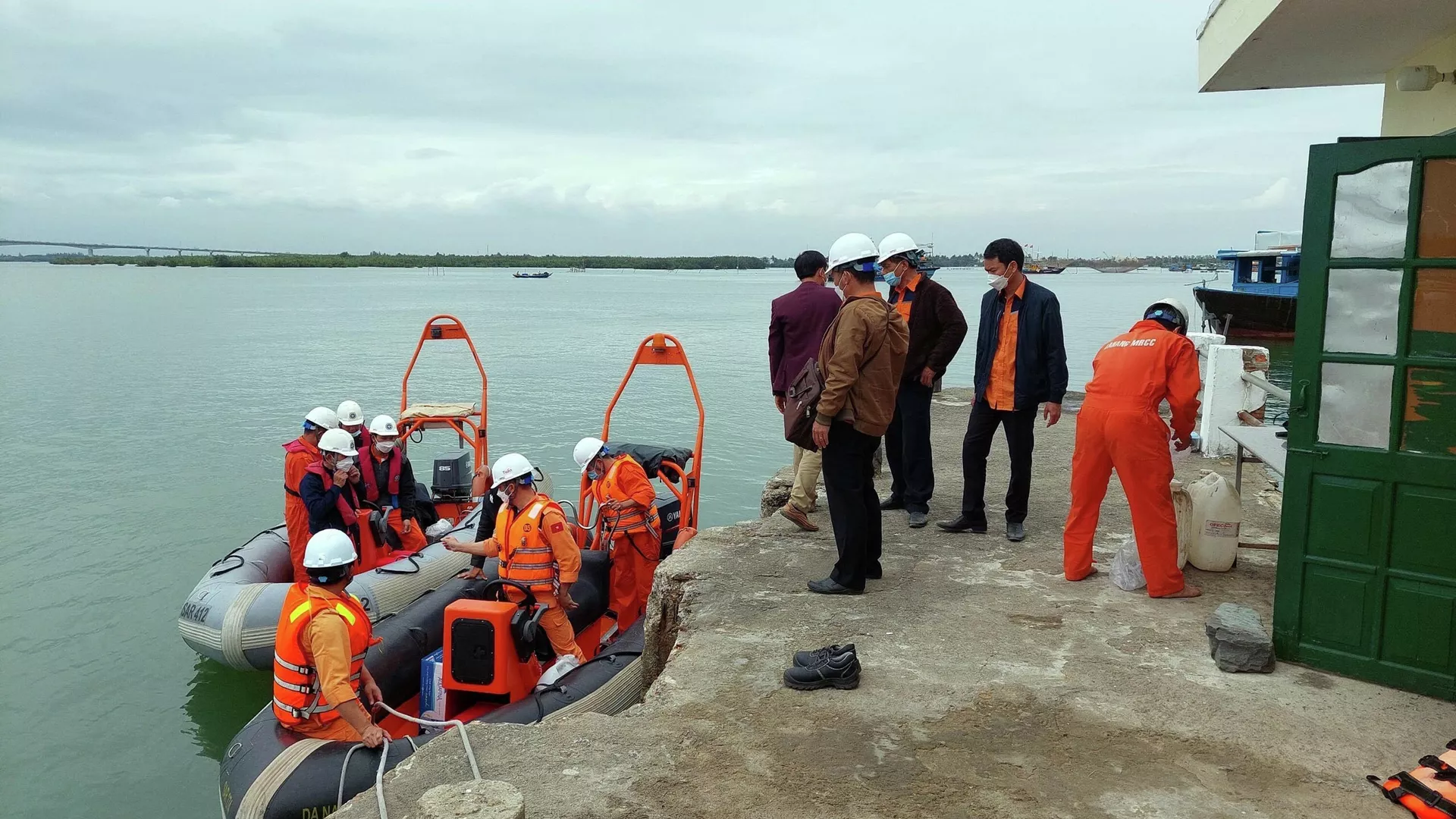 Lực lượng cứu hộ, cứu nạn tiếp tục triển khai công tác tìm kiếm người mất tích trong vụ chìm ca nô ở vùng biển Cửa Đại. Lực lượng cứu hộ, cứu nạn tiếp tục triển khai công tác tìm kiếm người mất tích trong vụ chìm ca nô ở vùng biển Cửa Đại. - Sputnik Việt Nam, 1920, 27.02.2022