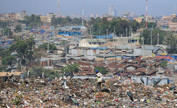 Người dọn rác tại bãi rác thải nhựa ở Kenya - Sputnik Việt Nam