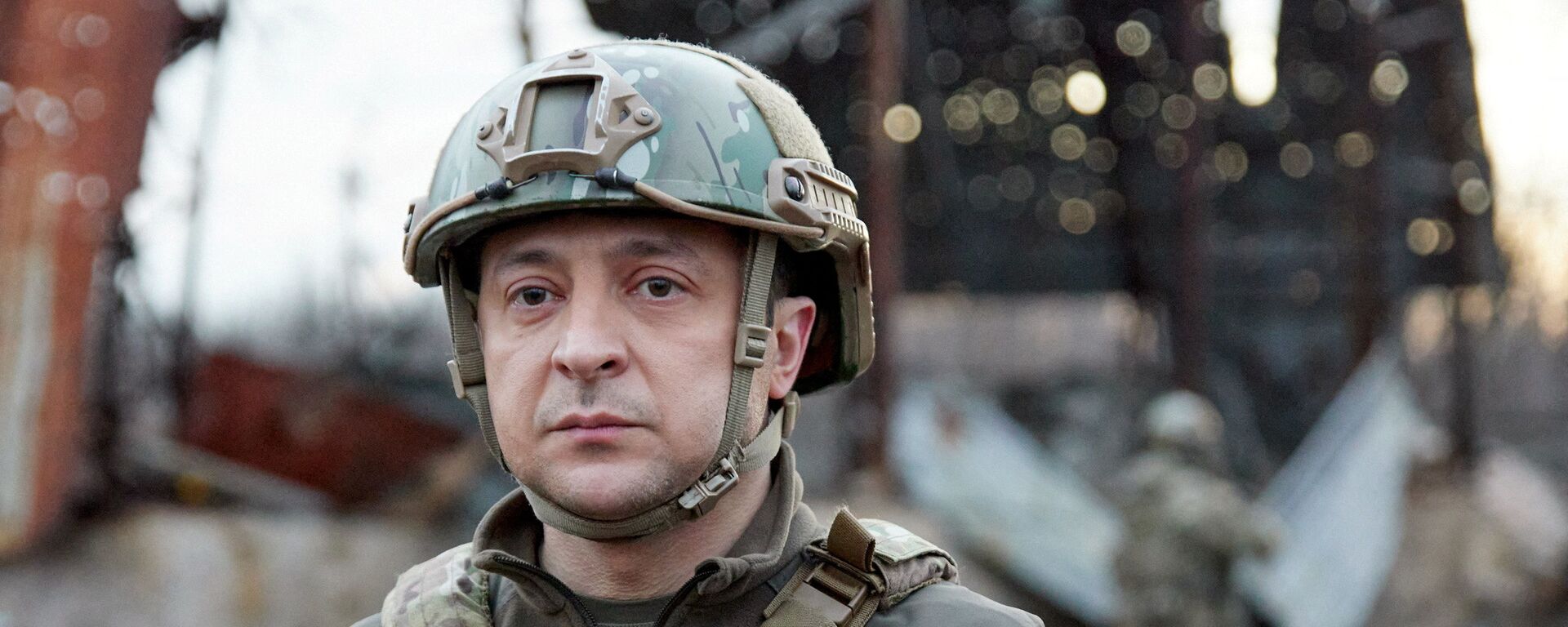 Tổng thống Ukraina Vladimir Zelensky tại vị trí chiến đấu của quân đội Ukraina ở Donbass - Sputnik Việt Nam, 1920, 01.03.2022