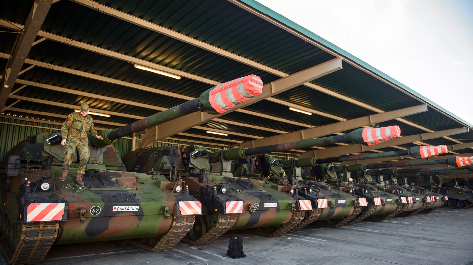 Người lính kiểm tra xe tăng gắn lựu pháo Panzerhaubitze 2000 của lực lượng vũ trang Đức tại căn cứ Münster