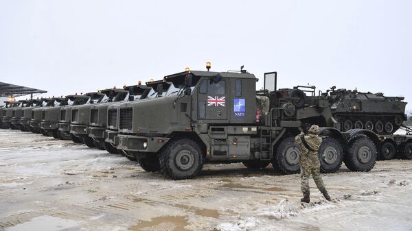 Xe tăng được chất lên giàn chở hàng quân sự chở đến căn cứ của NATO ở Estonia - Sputnik Việt Nam