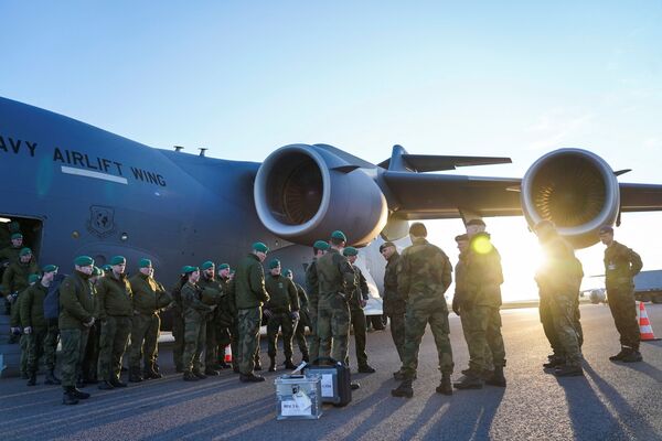 Các binh sĩ NATO Na Uy sau khi bay đến Kaunas, Lithuania - Sputnik Việt Nam