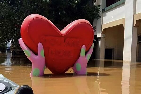 Tượng chìm một phần ở thành phố Lismore, Úc - Sputnik Việt Nam