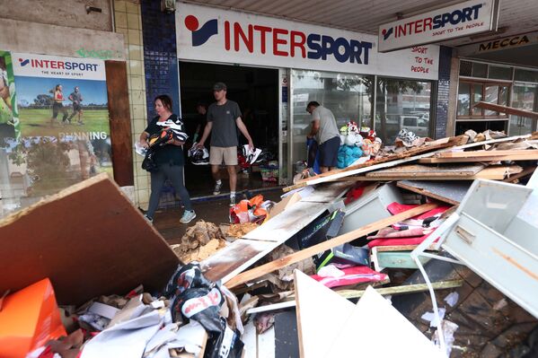 Người dân địa phương giúp dọn dẹp ở khu thương mại trung tâm Lismore, Bắc New South Wales, Úc - Sputnik Việt Nam