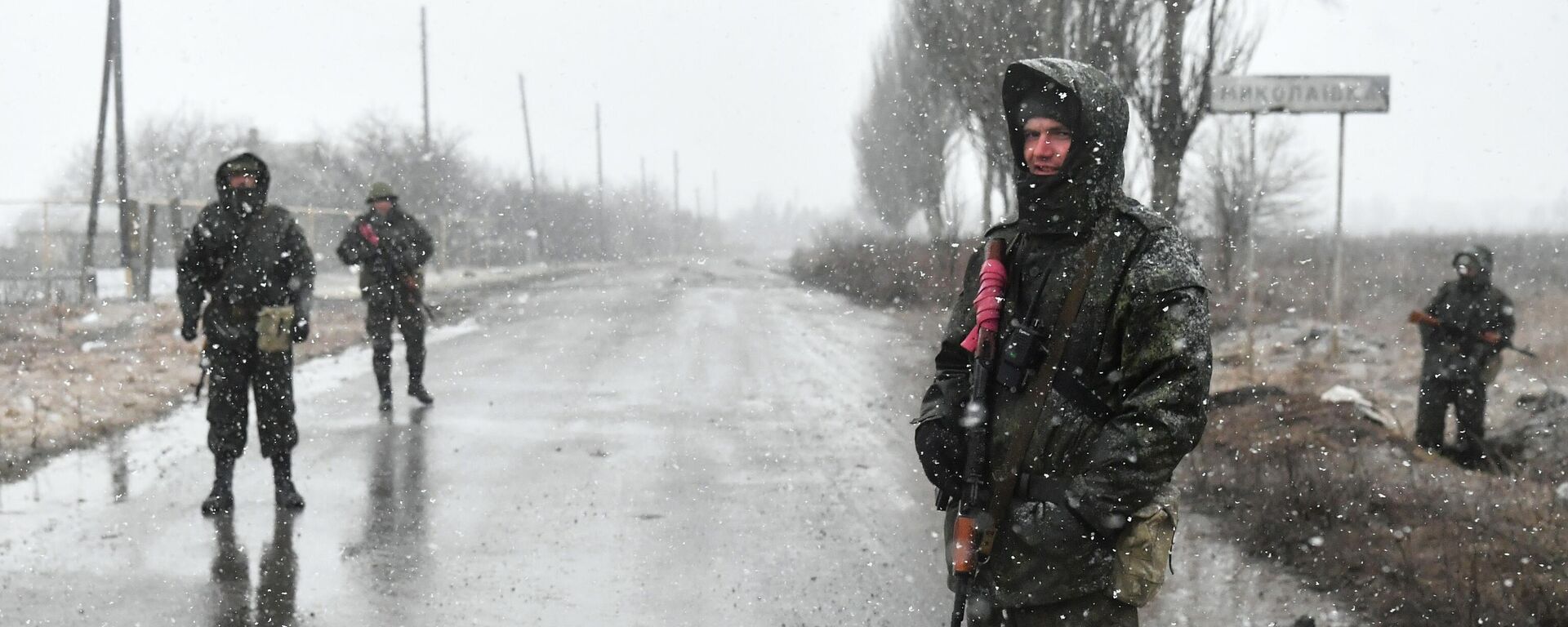 Quân nhân của Dân quân Nhân dân DNR tại làng Nikolaevka, Cộng hòa Nhân dân Donetsk. - Sputnik Việt Nam, 1920, 05.03.2022