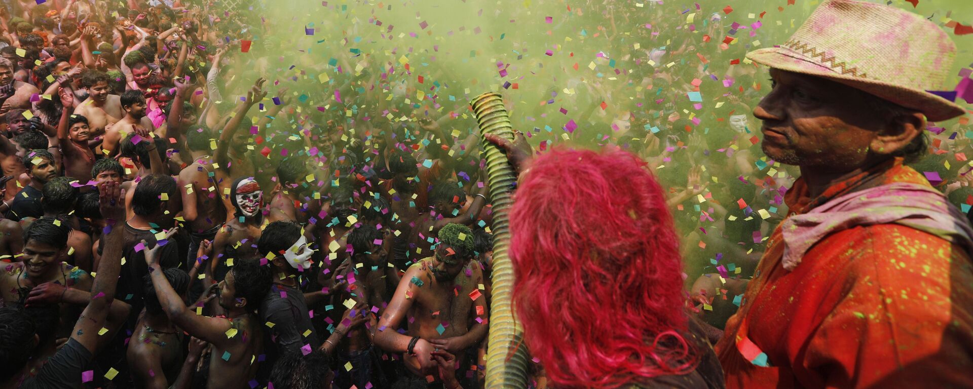 Mọi người ăn mừng lễ Holi, lễ hội sắc màu của người Hindu, ở Prayagraj - Sputnik Việt Nam, 1920, 29.01.2025