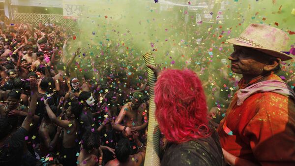 Mọi người ăn mừng lễ Holi, lễ hội sắc màu của người Hindu, ở Prayagraj - Sputnik Việt Nam