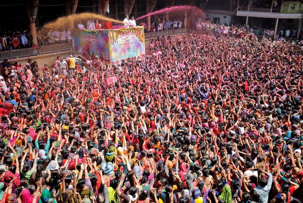 Thầy tu Hindu vẩy nước màu trong lễ Holi ở đền Ahmedabad - Sputnik Việt Nam