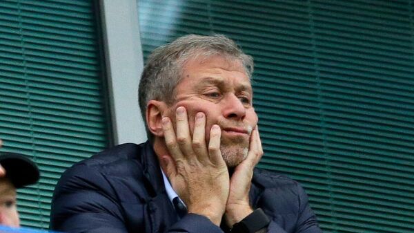 Roman Abramovich ngồi trong hộp của mình trước trận đấu Ngoại hạng Anh giữa Chelsea và Sunderland - Sputnik Việt Nam