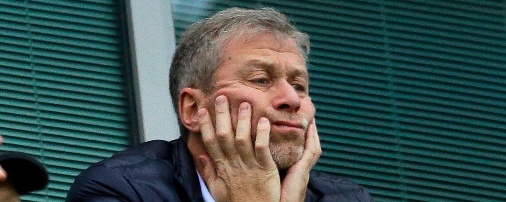 Roman Abramovich ngồi trong hộp của mình trước trận đấu Ngoại hạng Anh giữa Chelsea và Sunderland - Sputnik Việt Nam, 1920, 18.05.2022