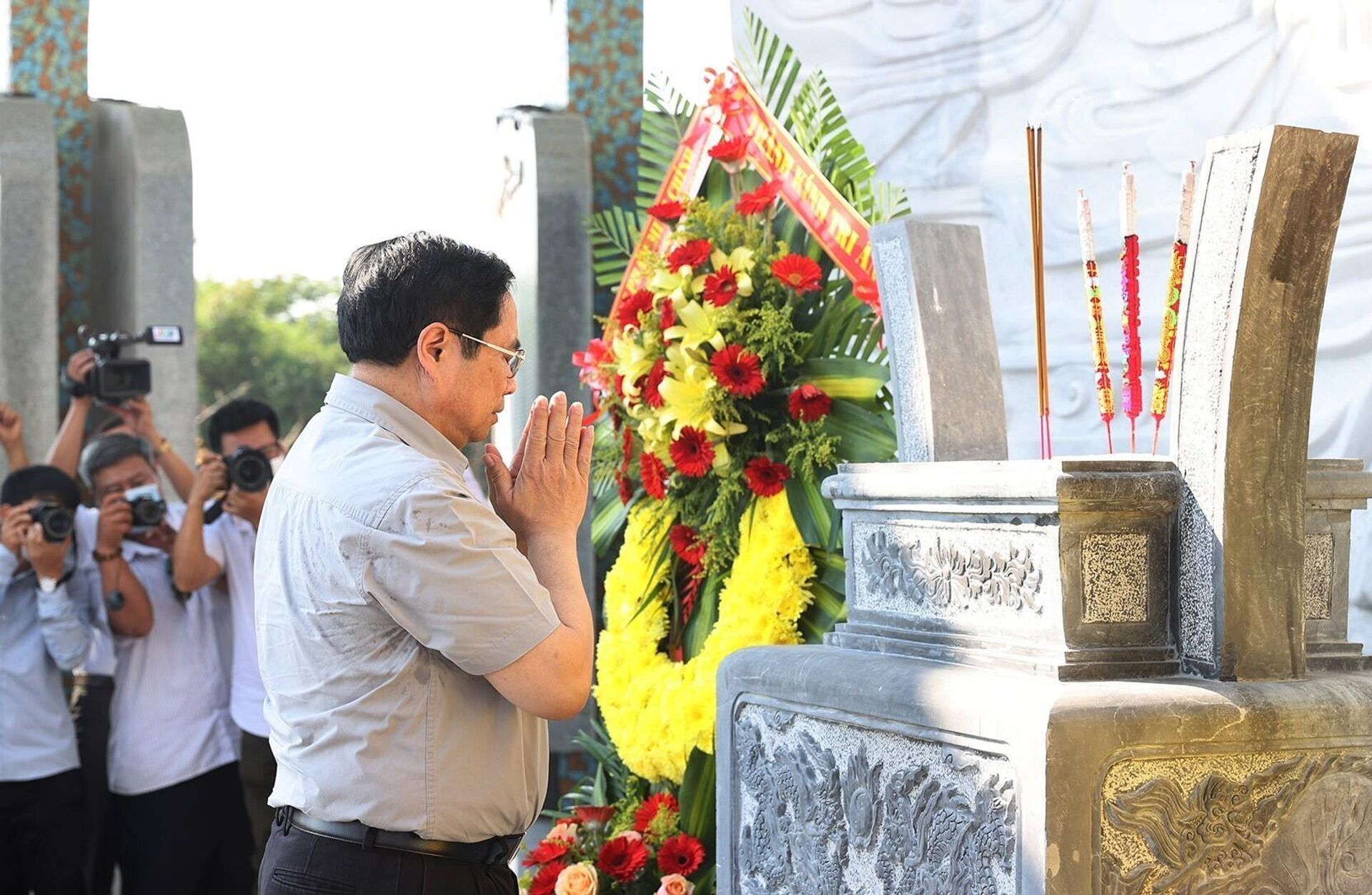 Thủ tướng Phạm Minh Chính dâng hương, hoa tưởng niệm các Anh hùng liệt sỹ tại Quảng Nam. - Sputnik Việt Nam, 1920, 27.03.2022