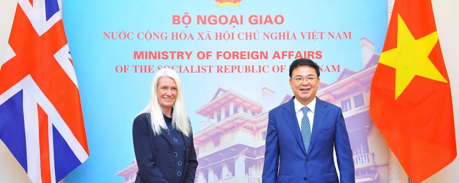 Thứ trưởng Ngoại giao Phạm Quang Hiệu và Quốc Vụ khanh phụ trách châu Á - Thái Bình Dương Amanda Milling chụp ảnh chung - Sputnik Việt Nam, 1920, 28.03.2022