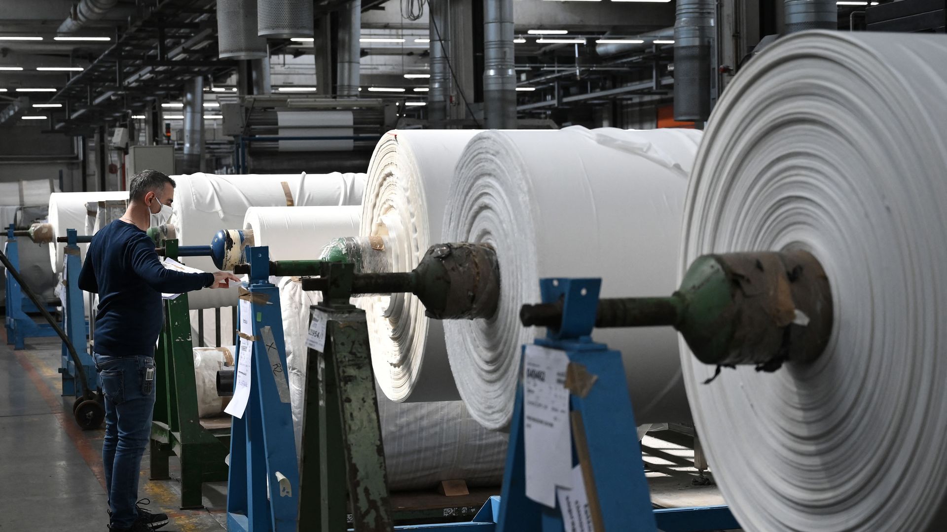Những cuộn giấy trong một nhà máy ở Ý. Những cuộn giấy trong một nhà máy ở Ý. - Sputnik Việt Nam, 1920, 29.03.2022