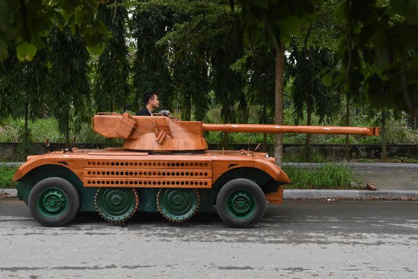 Trương Văn Đạo trong chiếc xe tăng gỗ ở Bắc Ninh - Sputnik Việt Nam