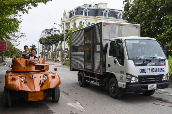 Trương Văn Đạo bên con trai trên chiếc xe tăng gỗ ở Bắc Ninh - Sputnik Việt Nam