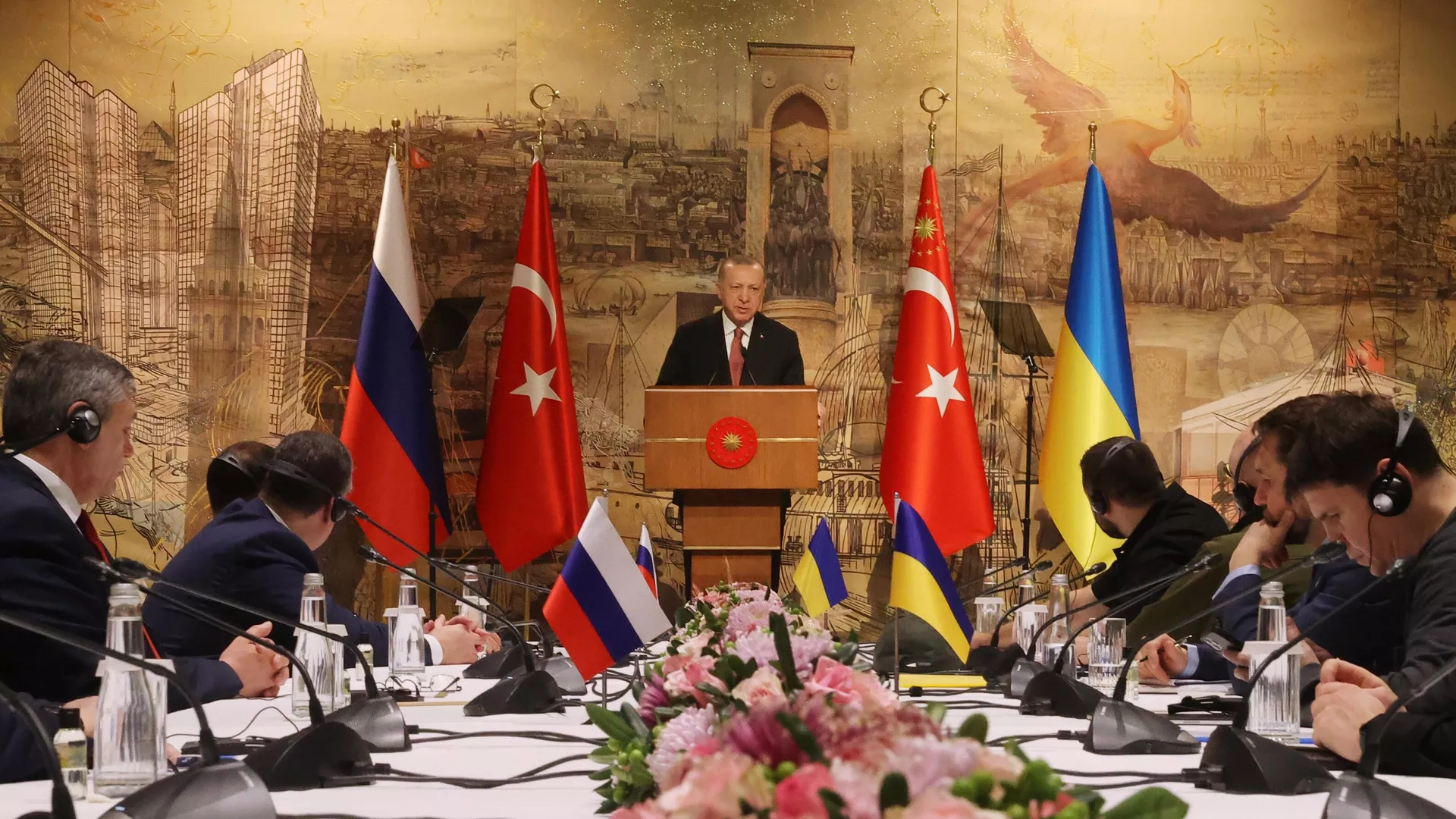 Tổng thống Thổ Nhĩ Kỳ Recep Tayyip Erdogan phát biểu trong cuộc hội đàm Nga-Ukraina tại Cung điện Dolmabahce ở Istanbul.