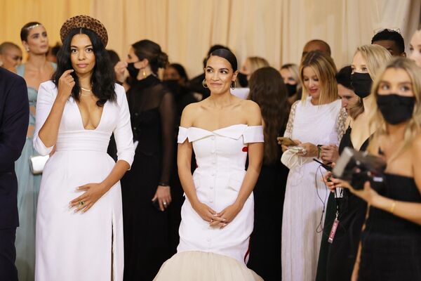 Aurora James và Alexandria Ocasio-Cortez tại Met Gala năm 2021 - Sputnik Việt Nam