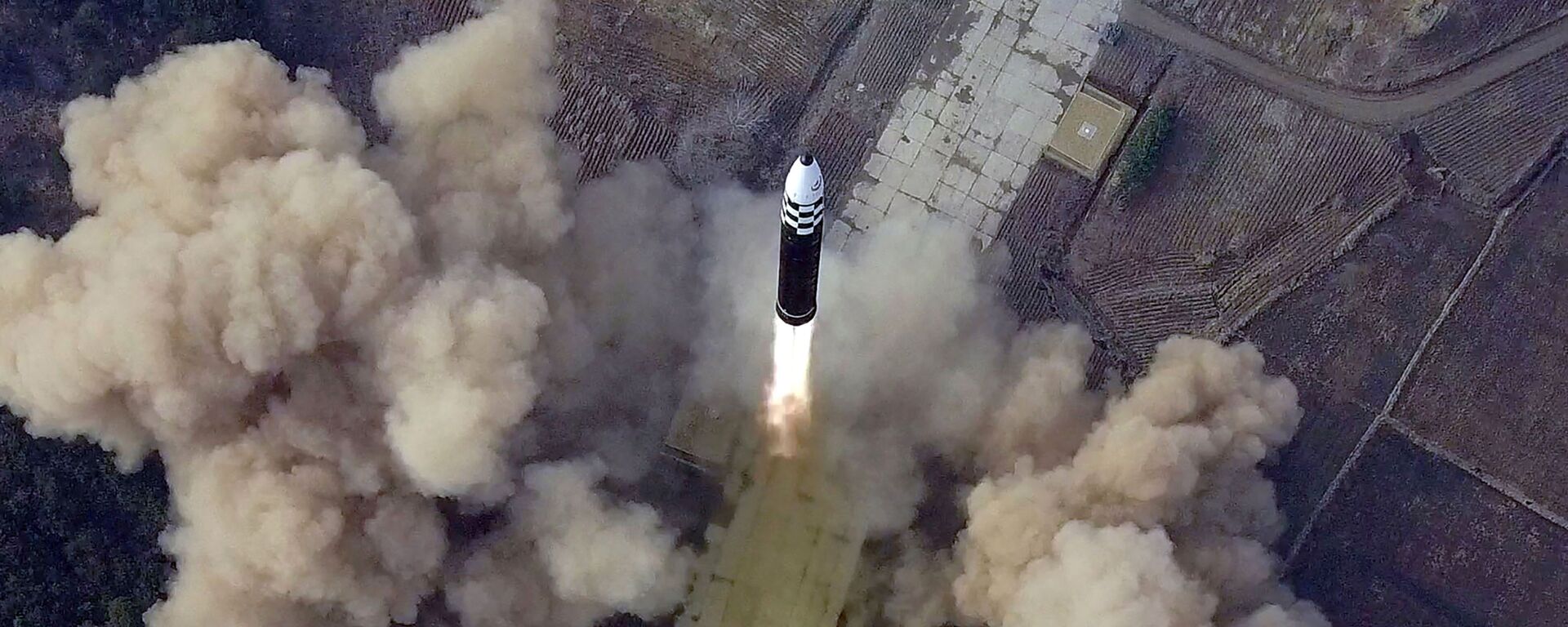 Phóng thử tên lửa đạn đạo xuyên lục địa (ICBM) loại mới «Hwasong -17» ở CHDCND Triều Tiên - Sputnik Việt Nam, 1920, 06.04.2022