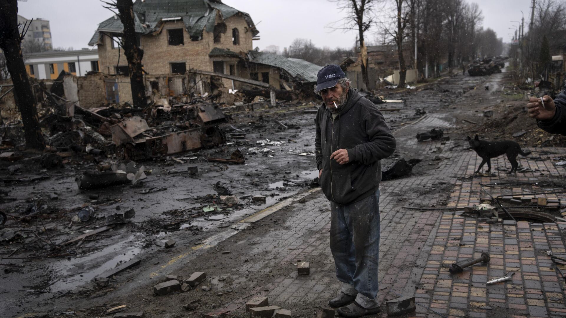 Một người đàn ông trên đường phố Bucha của Ukraina - Sputnik Việt Nam, 1920, 04.04.2022