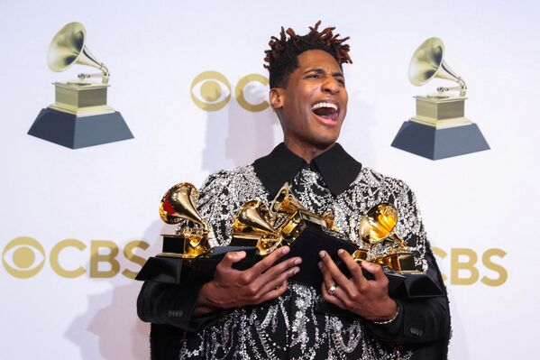 Nhạc sĩ Jon Batiste với giải thưởng tại Lễ trao giải âm nhạc Grammy ở Las Vegas - Sputnik Việt Nam