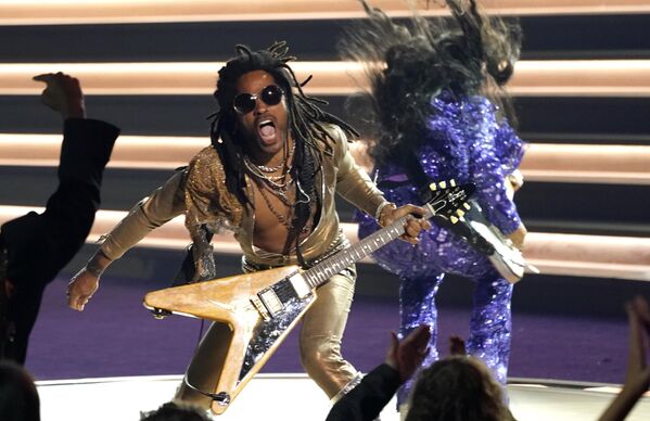 Ca sĩ Lenny Kravitz và ca sĩ H.E.R. tại lễ trao giải âm nhạc Grammy ở Las Vegas - Sputnik Việt Nam