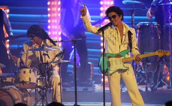 Ban nhạc Silk Sonic tại lễ trao giải Grammy ở Las Vegas - Sputnik Việt Nam