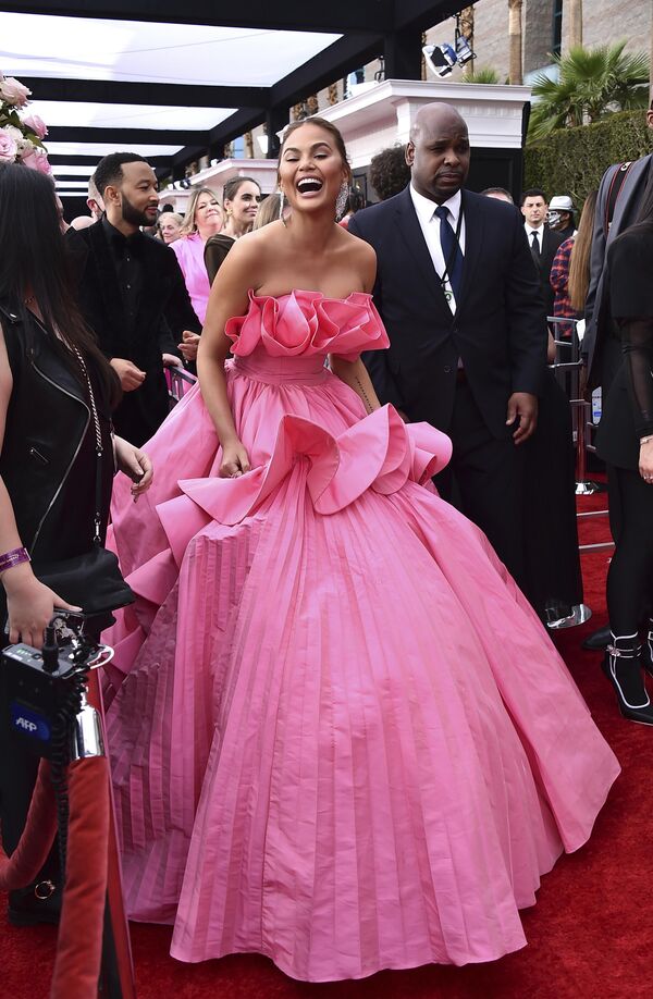 Người mẫu Chrissy Teigen tại lễ trao giải Grammy ở Las Vegas - Sputnik Việt Nam