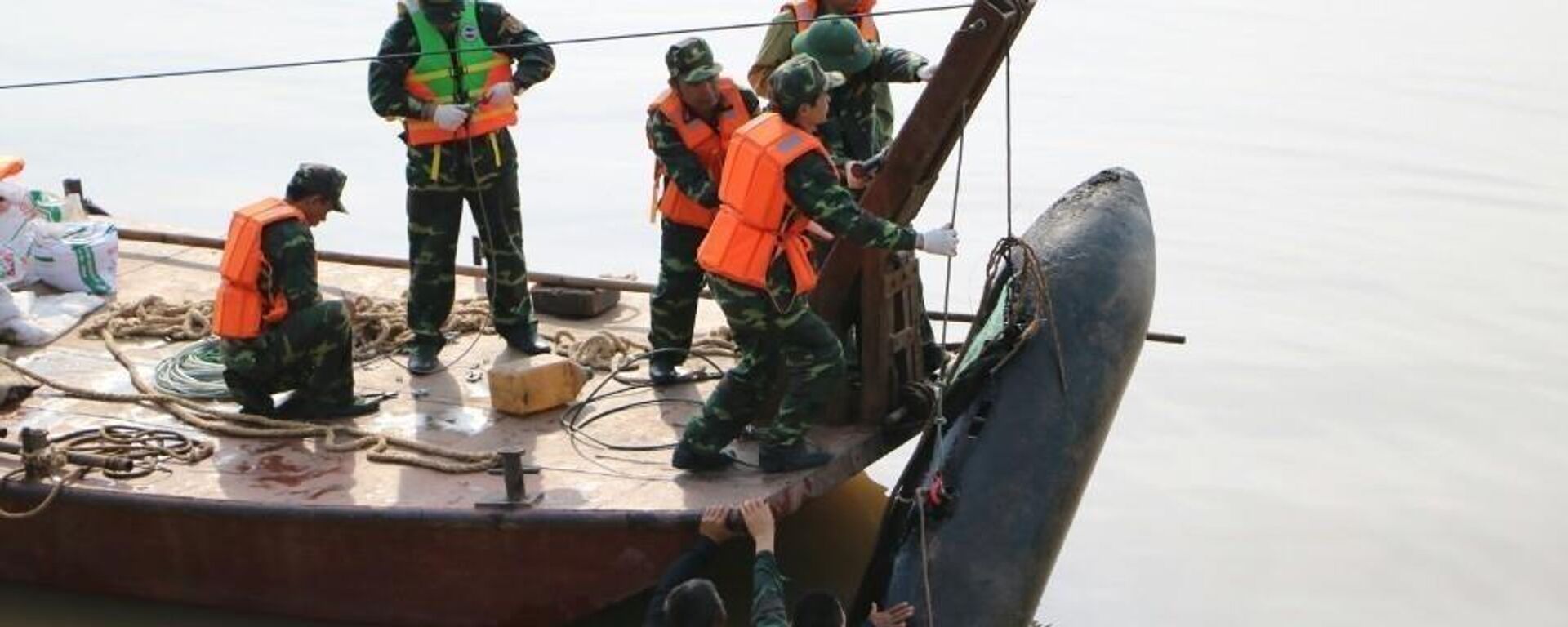 Bộ Tư lệnh Thủ đô tổ chức trục vớt thành công quả bom dài 1,6m dưới sông Hồng, gần cầu Long Biên, Hà Nội, ngày 22/6/2020. Ảnh (tư liệu). - Sputnik Việt Nam, 1920, 04.04.2022