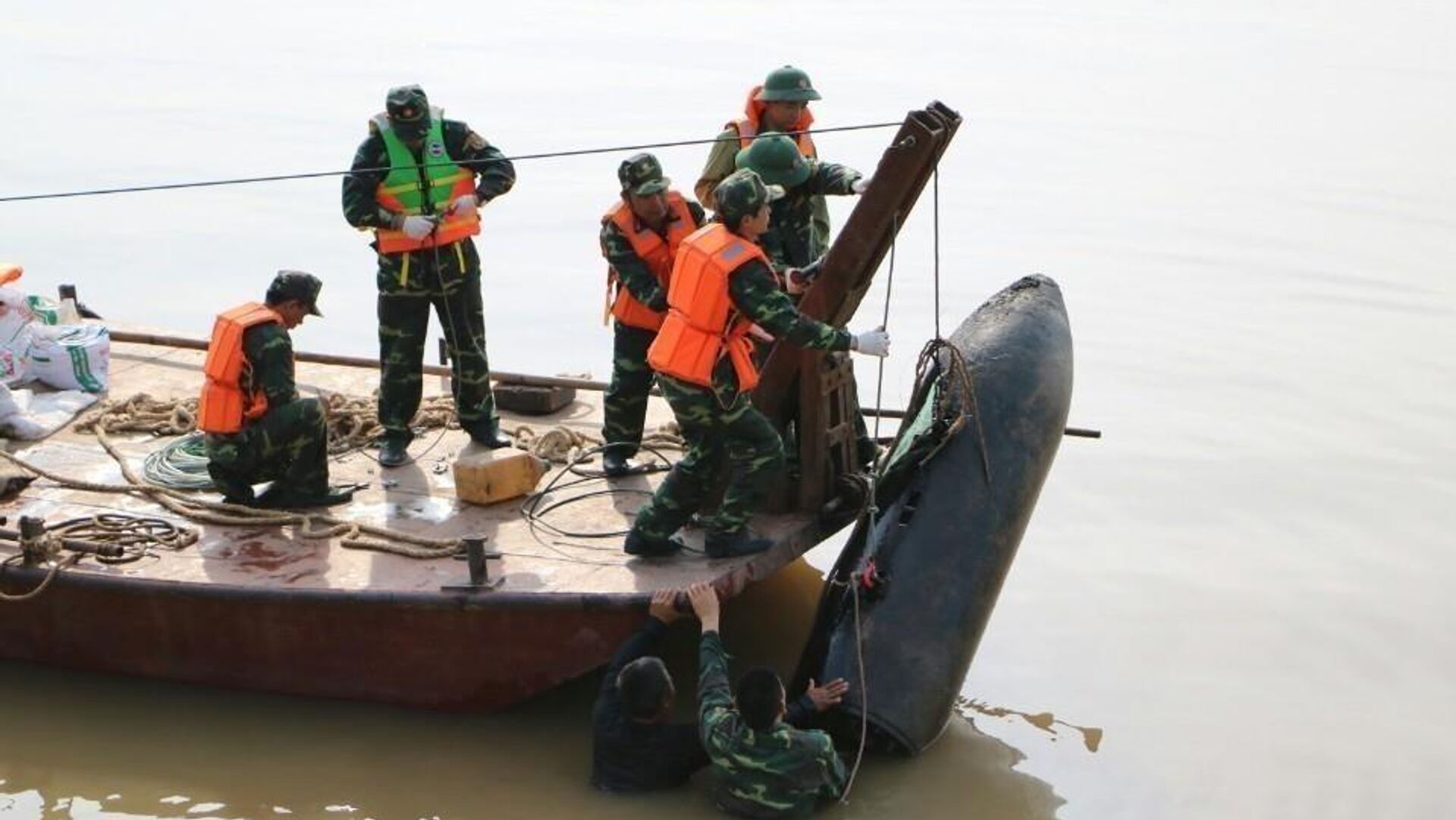 Bộ Tư lệnh Thủ đô tổ chức trục vớt thành công quả bom dài 1,6m dưới sông Hồng, gần cầu Long Biên, Hà Nội, ngày 22/6/2020. Ảnh (tư liệu). - Sputnik Việt Nam, 1920, 04.04.2022