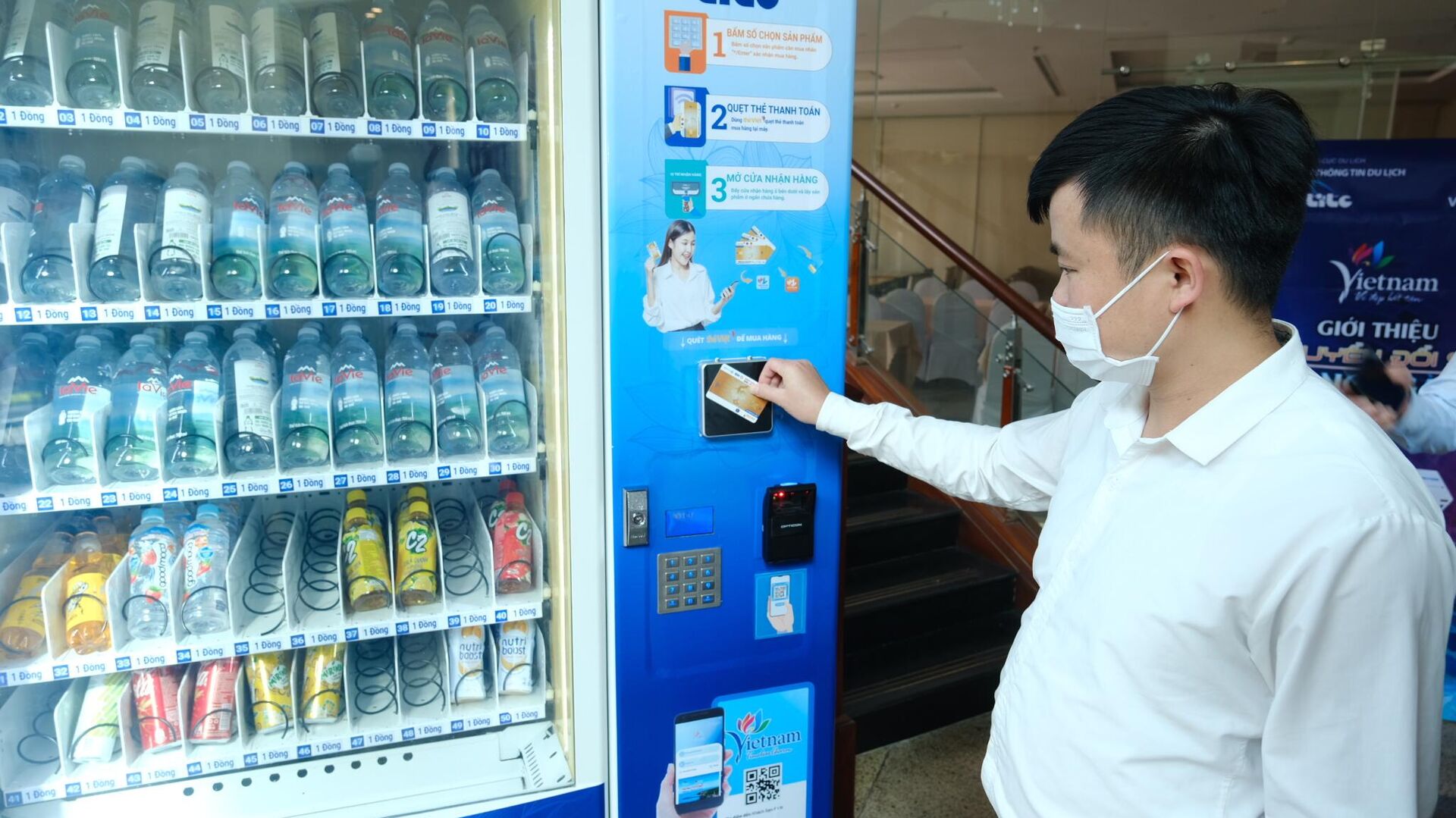 Người dùng trải nghiệm thẻ du lịch thông minh tại quầy bán nước tự động - Sputnik Việt Nam, 1920, 04.04.2022