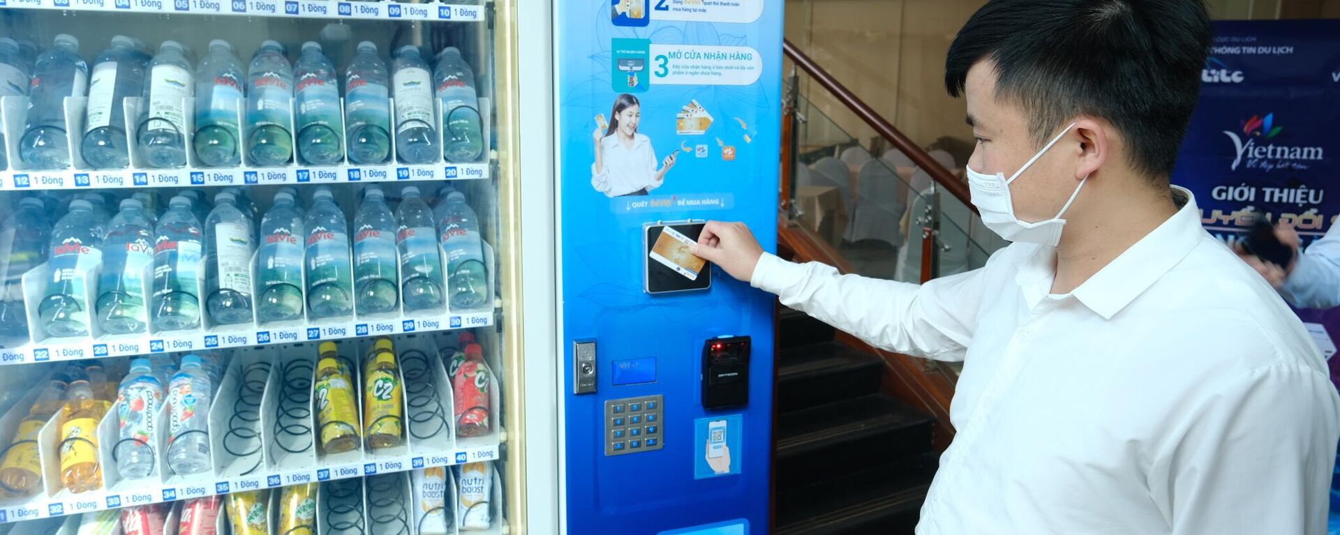 Người dùng trải nghiệm thẻ du lịch thông minh tại quầy bán nước tự động - Sputnik Việt Nam, 1920, 04.04.2022
