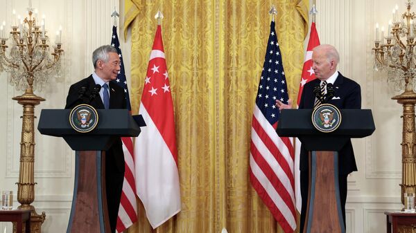 Tổng thống Hoa Kỳ Joe Biden có bài phát biểu với Thủ tướng Singapore Lý Hiển Long tại Phòng Đông của Nhà Trắng - Sputnik Việt Nam
