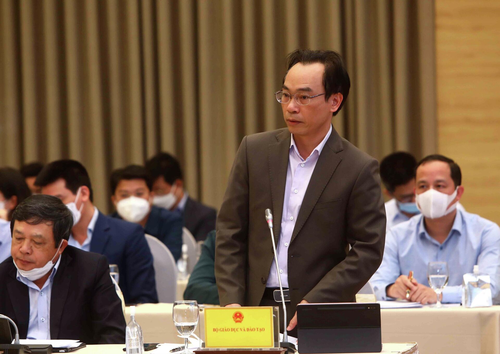 Thứ trưởng Bộ giáo dục và Đào tạo Hoàng Minh Sơn trả lời câu hỏi của các cơ quan báo chí - Sputnik Việt Nam, 1920, 04.04.2022