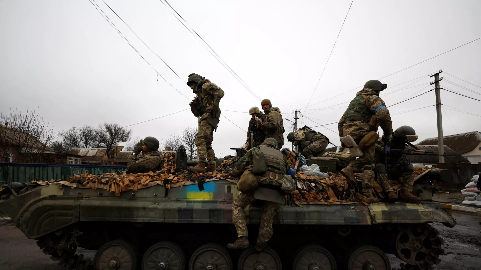 Binh sĩ Ukraina trên xe bọc thép ở thành phố Bucha
