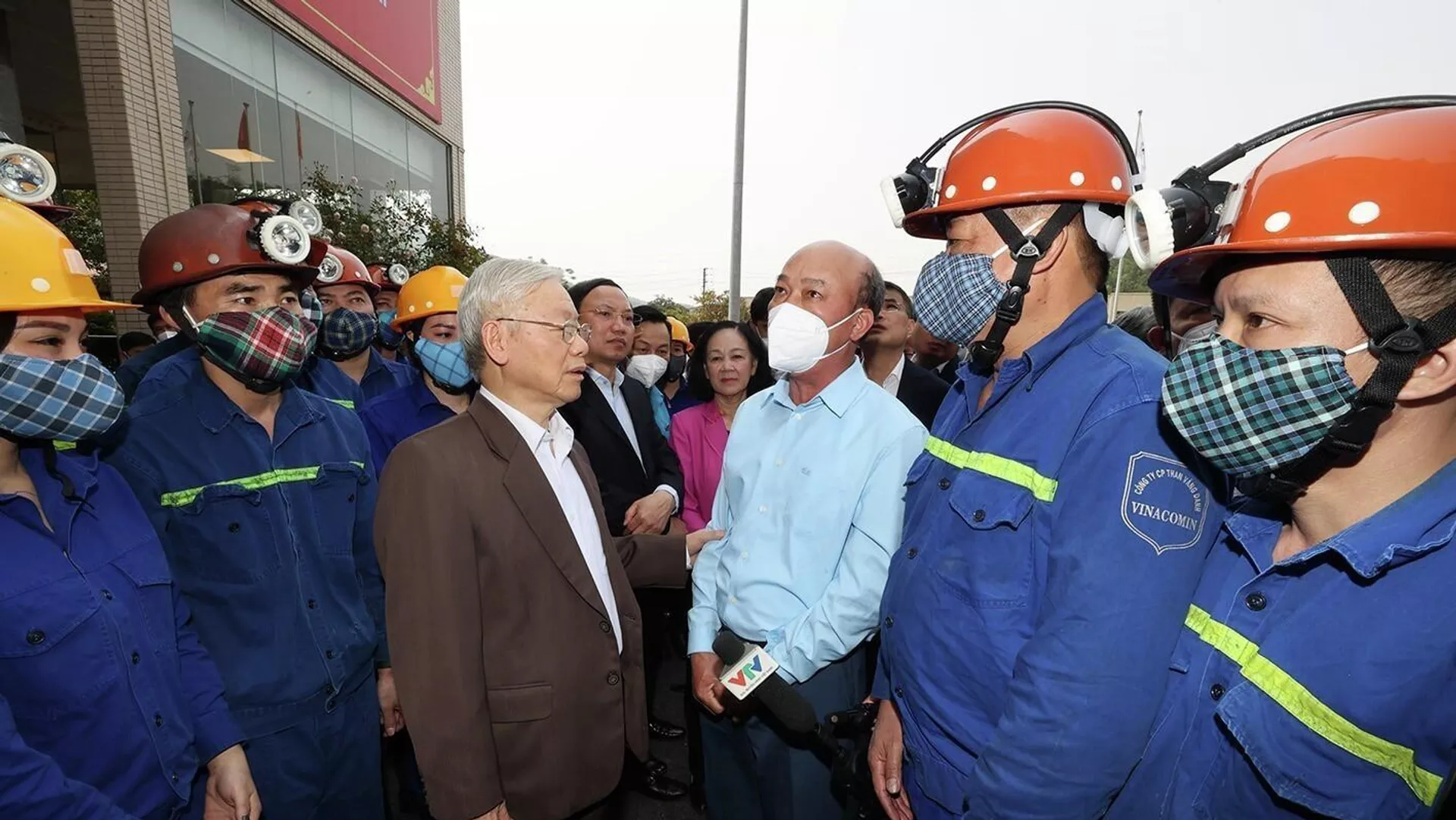 �Tổng Bí thư Nguyễn Phú Trọng thăm, động viên cán bộ, công nhân Công ty Cổ phần than Vàng Danh - Vinacomin tại khu tập thể 314 trước khi vào ca sản xuất �Tổng Bí thư Nguyễn Phú Trọng thăm, động viên cán bộ, công nhân Công ty Cổ phần than Vàng Danh - Vinacomin tại khu tập thể 314 trước khi vào ca sản xuất - Sputnik Việt Nam, 1920, 06.04.2022