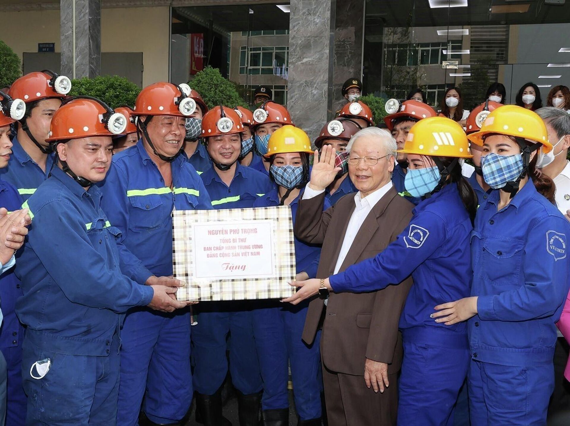 Tổng Bí thư Nguyễn Phú Trọng tặng quà cho cán bộ, công nhân Công ty Cổ phần than Vàng Danh - Vinacomin tại khu tập thể 314 trước khi vào ca sản xuất - Sputnik Việt Nam, 1920, 06.04.2022