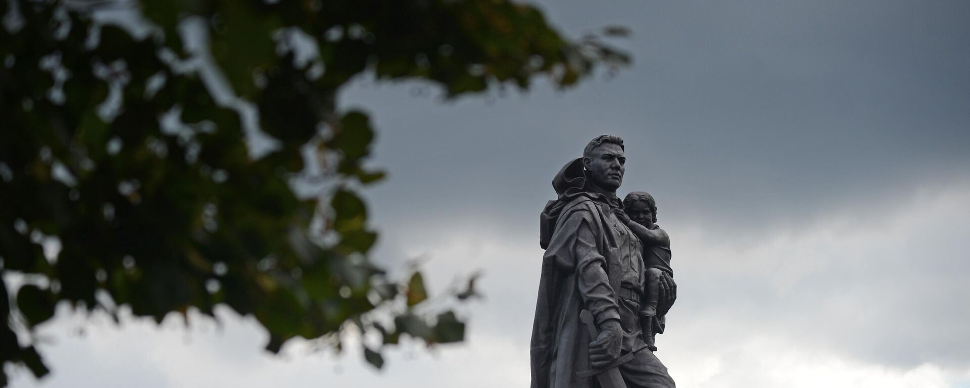 Tượng đài Chiến sĩ giải phóng quân trong Công viên Treptow ở Berlin - Sputnik Việt Nam, 1920, 09.04.2022