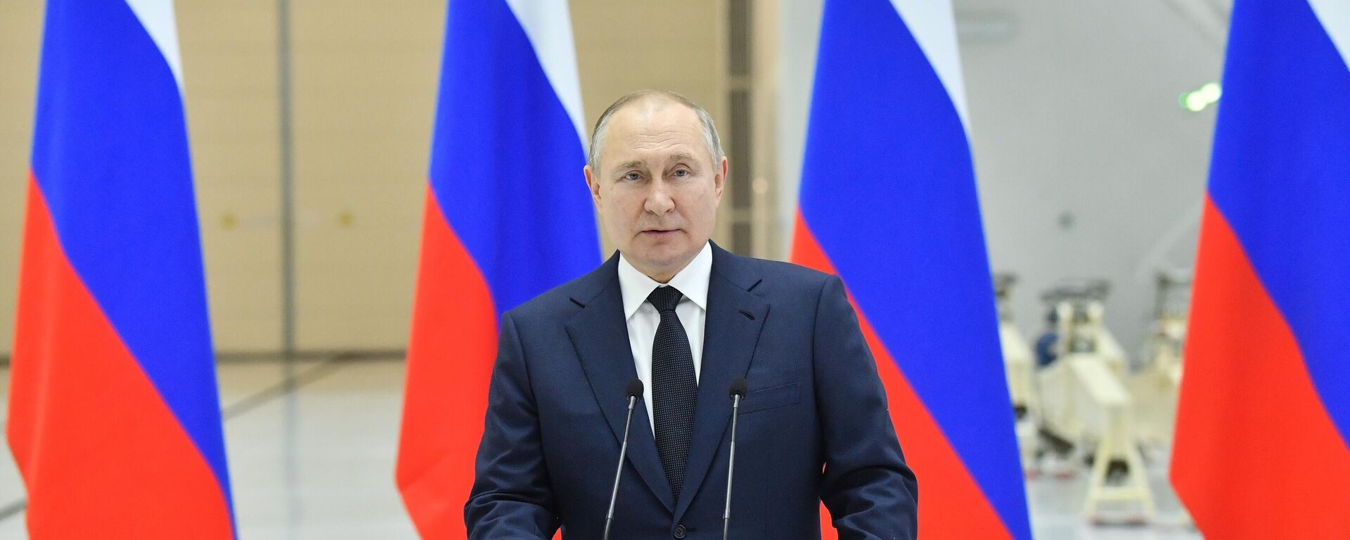 Tổng thống Nga Vladimir Putin nói chuyện với các nhân viên của bãi phóng vũ trụ Vostochny trong xưởng lắp ráp tên lửa đẩy - Sputnik Việt Nam, 1920, 12.04.2022