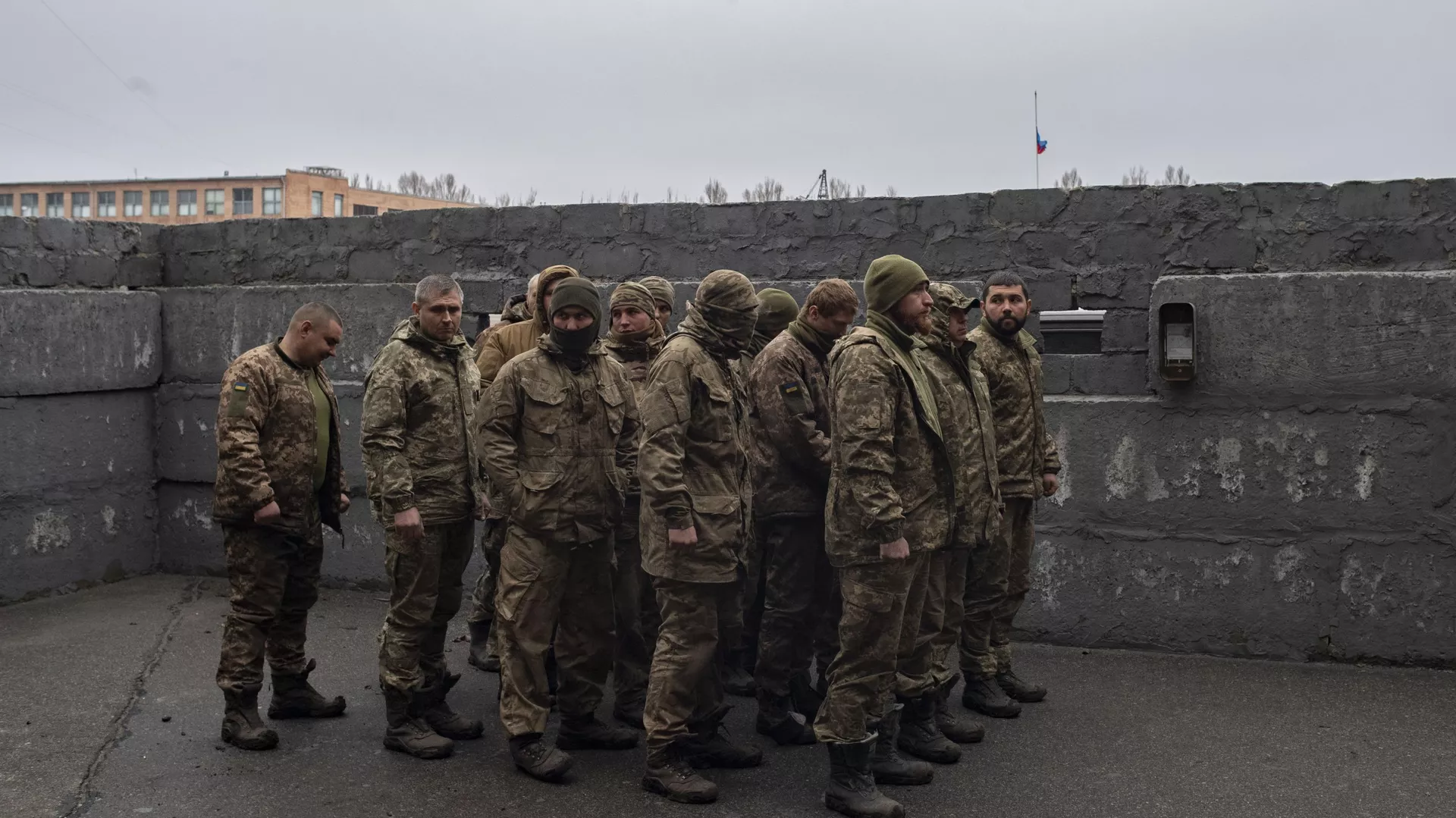 Binh sĩ quân đội Ukraina đầu hàng tự nguyện ở Lugansk