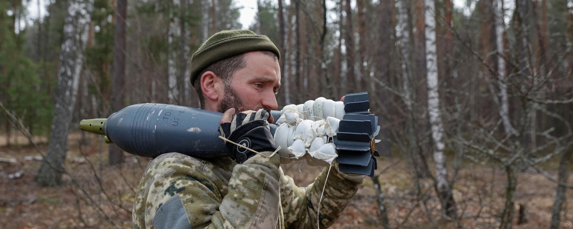 các quân nhân Lực lượng vũ trang Ukraina bên quả đạn súng cối ở tỉnh Kiev - Sputnik Việt Nam, 1920, 16.04.2022