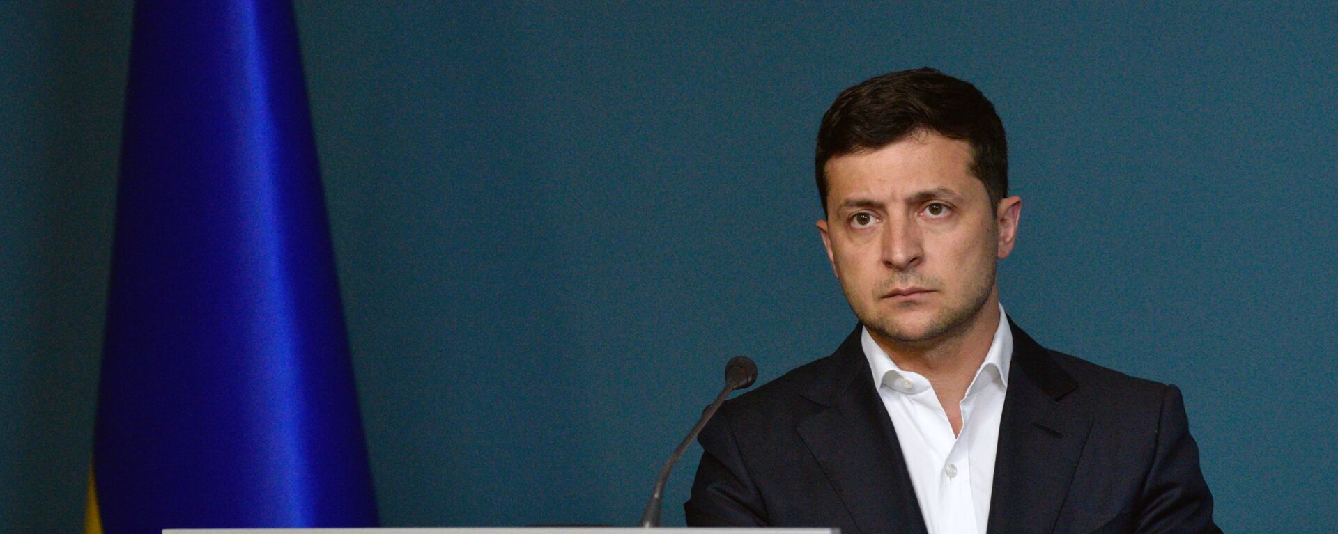 Tổng thống Ukraine Volodymyr Zelensky nghe báo cáo của người đứng đầu Cảnh sát Quốc gia Serhiy Knyazev ở Kyiv về tiến độ điều tra vụ sát hại nhà báo Pavel Sheremet - Sputnik Việt Nam, 1920, 27.04.2022