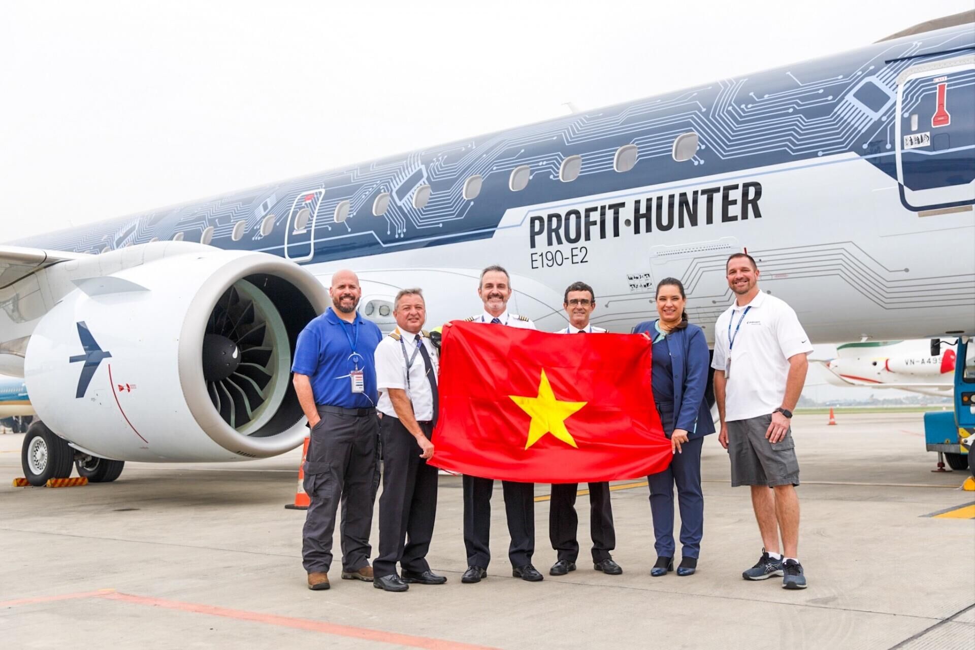 Phi hành đoàn máy bay E190-E2 của Embraer trong chuyến bay 3 ngày tại Việt Nam. - Sputnik Việt Nam, 1920, 18.04.2022