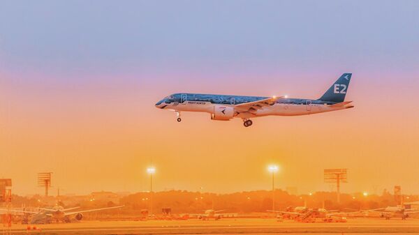 Tàu bay Embraer E190-E2 TechShark tại Việt Nam - Sputnik Việt Nam