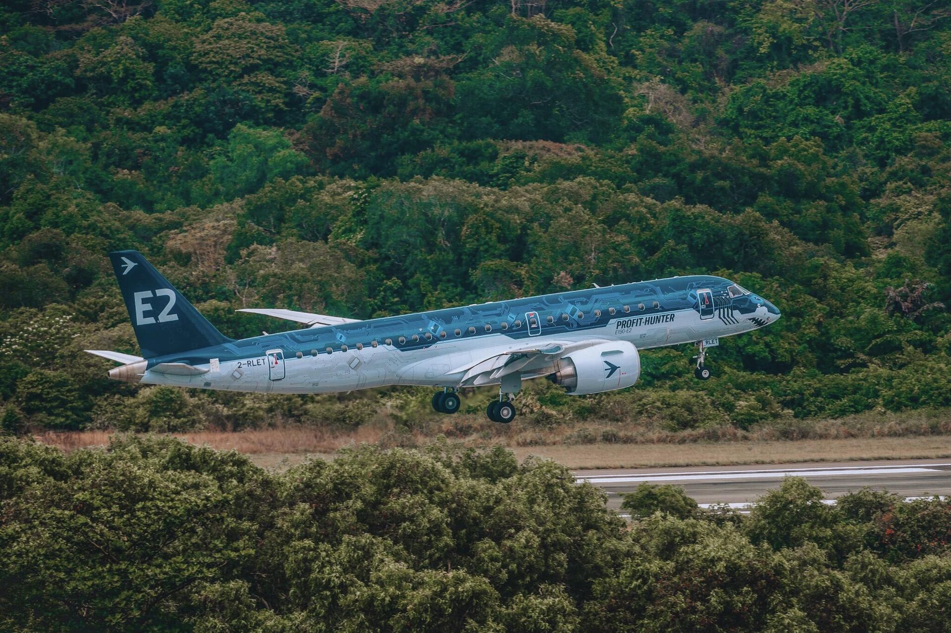 Tàu bay Embraer E190-E2 TechShark tại Việt Nam - Sputnik Việt Nam, 1920, 18.04.2022