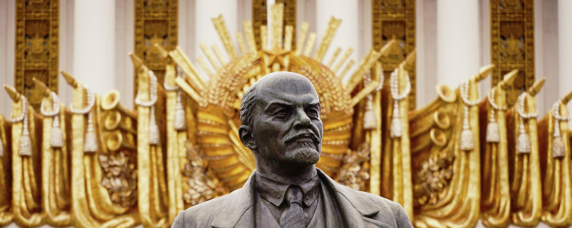 Tượng đài V.I. Lenin gần gian trưng bày số 1 Trung tâm tại Triển lãm thành tựu kinh tế quốc dân VDNKh ở Matxcơva. - Sputnik Việt Nam, 1920, 19.04.2022