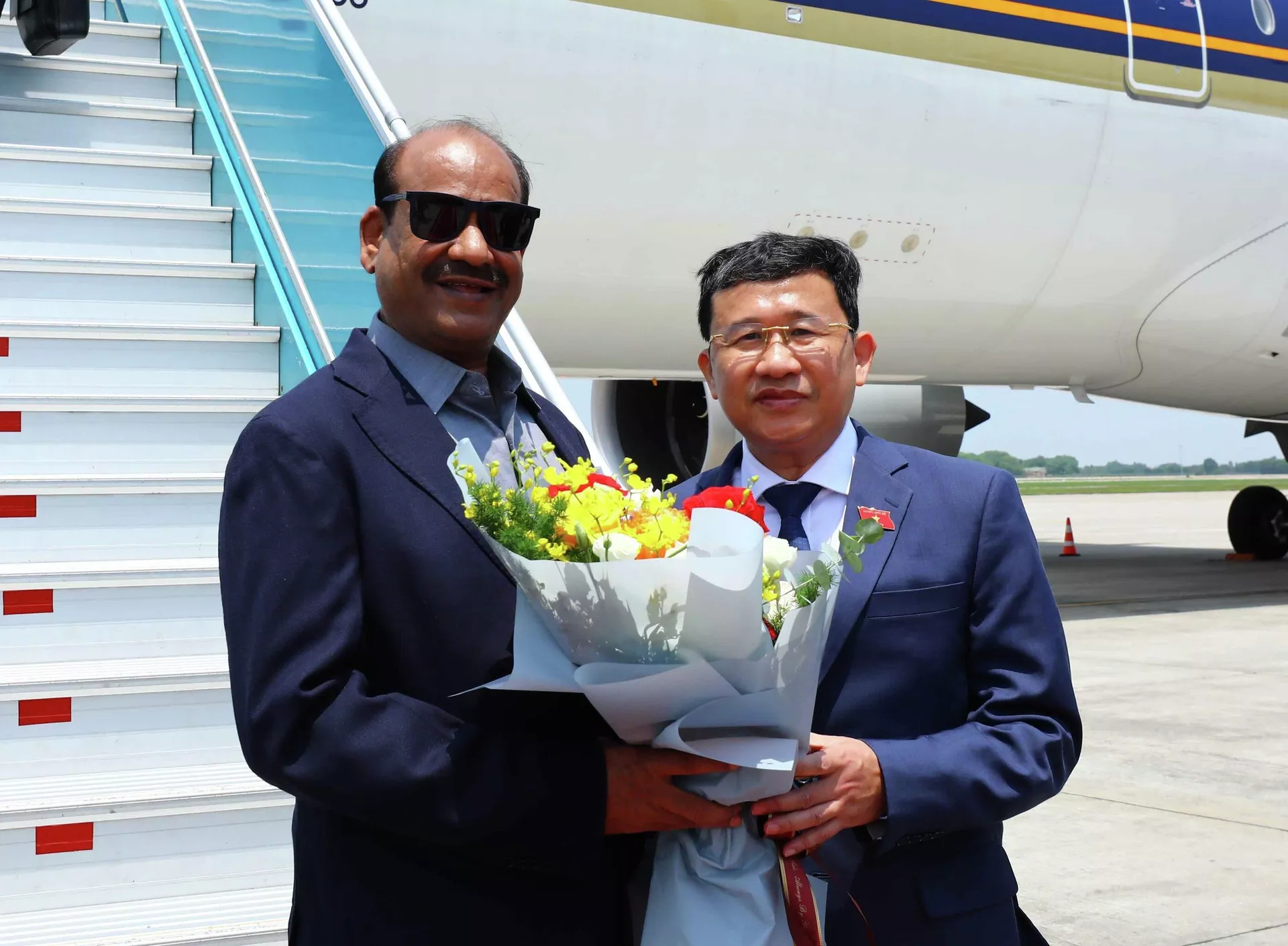 Chủ nhiệm Ủy ban Đối ngoại của Quốc hội Vũ Hải Hà đón Chủ tịch Hạ viện Cộng hòa Ấn Độ Om Birla tại Sân bay quốc tế Nội Bài Chủ nhiệm Ủy ban Đối ngoại của Quốc hội Vũ Hải Hà đón Chủ tịch Hạ viện Cộng hòa Ấn Độ Om Birla tại Sân bay quốc tế Nội Bài - Sputnik Việt Nam, 1920, 19.04.2022